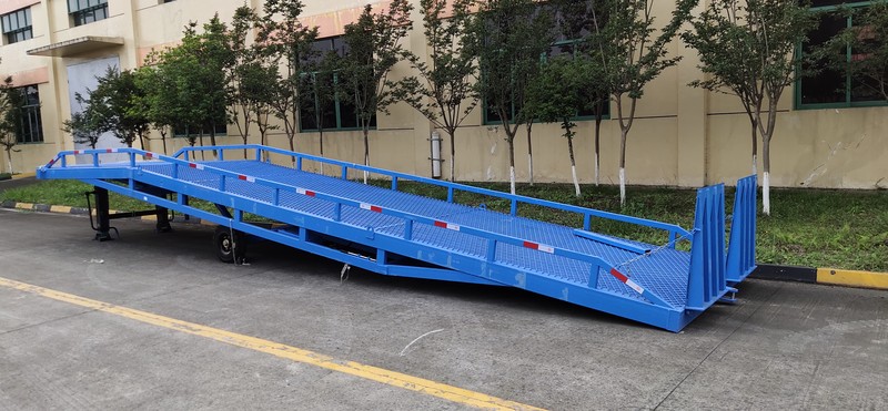 移動(dòng)登車橋.jpg 移動(dòng)登車橋.jpg